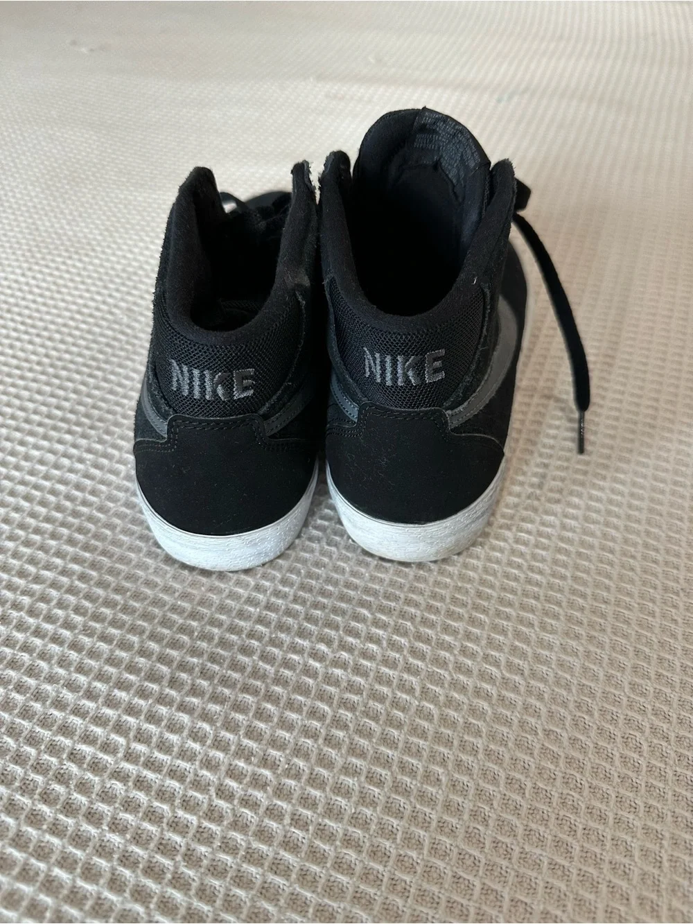 NIKE Women’s SB Bruin Black Suede Hightop Skate Shoes sz 8.5
